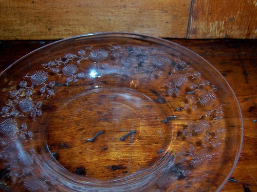 Vintage Klarglas Teller / flache Schale - geätztes Blumendesign um Rand - Bild 4 von 4
