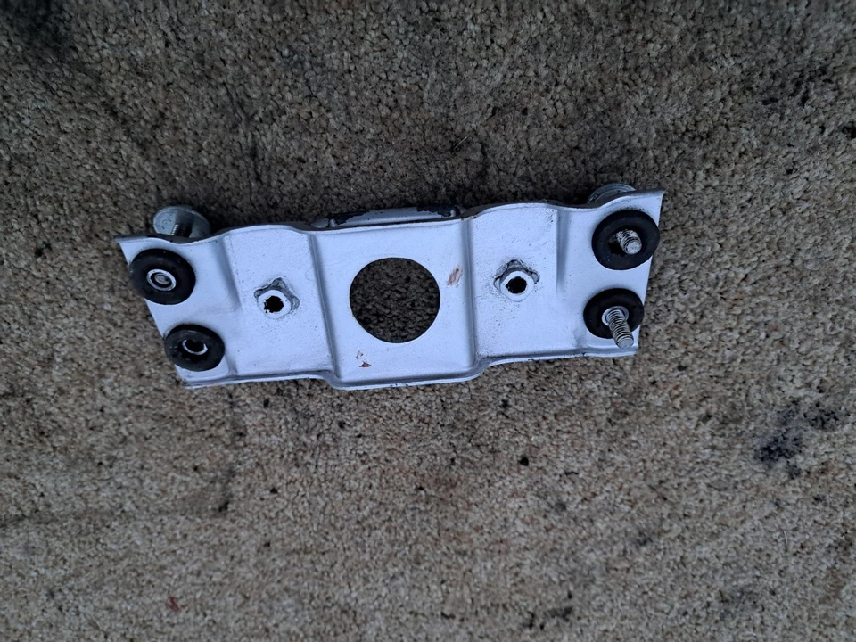 2000 SUZUKI BANDIT 600 GSF GSF600 СИДЕНЬЕ СЕДЛО ЗАЩЕЛКИВАЮЩЕЕСЯ КРЕПЛЕНИЕ КРОНШТЕЙН В СБОРЕ - Изображение 3 из 4