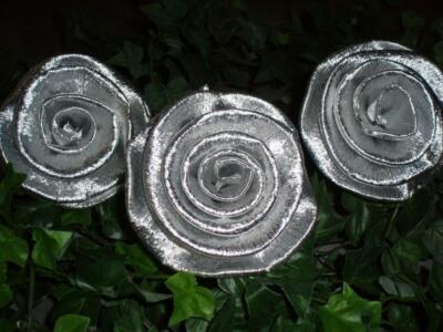 50 x große Krepprosen silber Silberhochzeit Jubiläum Hochzeit Blumen Geburtstag