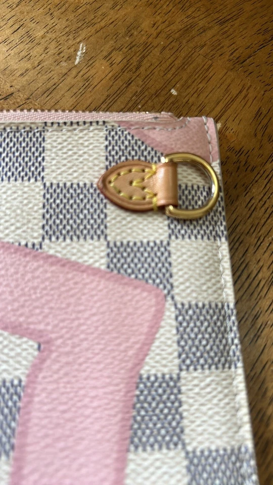 Bolso Louis Vuitton Pochette Muñequera y Polvo Azul Rosa Tahití  Foto 2 de 4