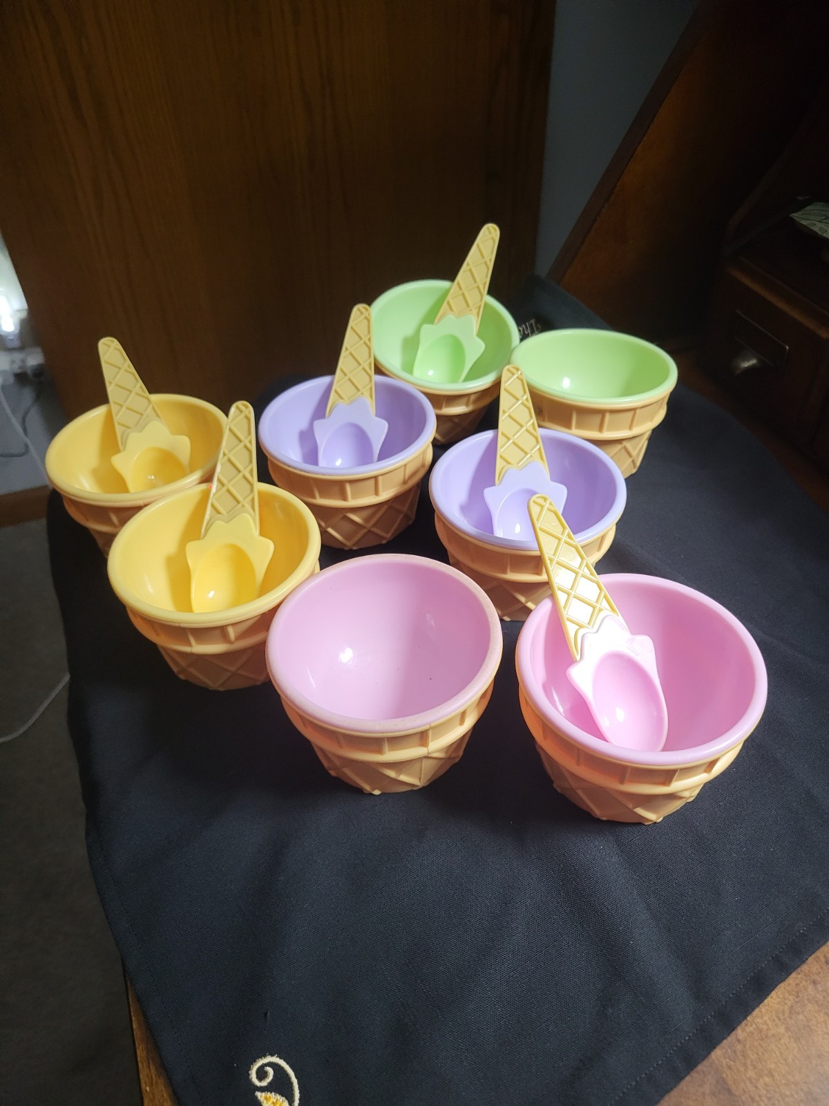Vintage Ice Cream Bowl Set 8 Plastic Waffle Cone Design With 6 Spoons