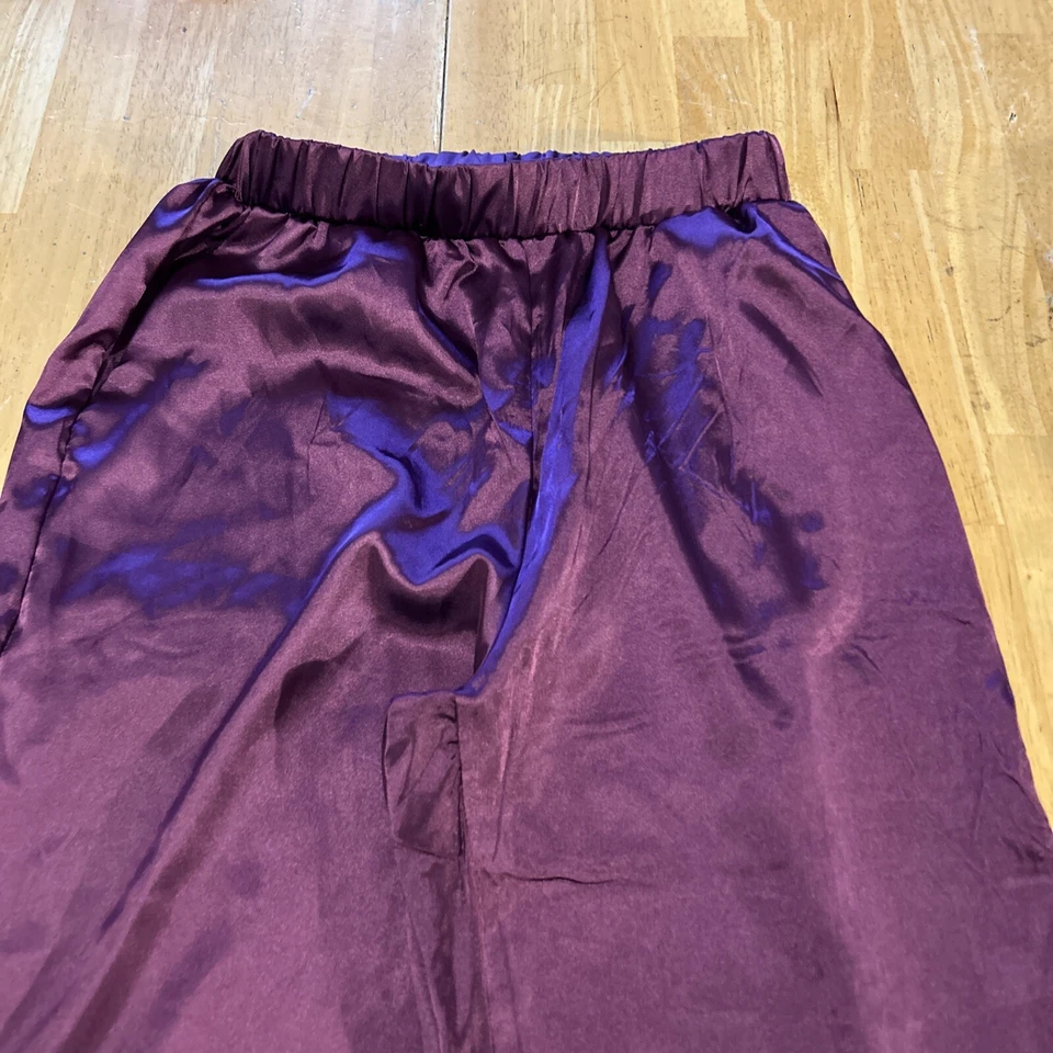 Pantalón Boohoo Satinado Púrpura Plumas en la Parte Inferior Talla 4 Foto 2 de 4