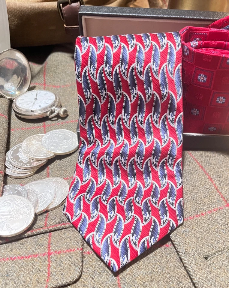 MEETING STREET 100% SILK TIE RED, BLUE, SILVER GEOMETRIC 59”X 4" HAND MADE - Image 3 of 4