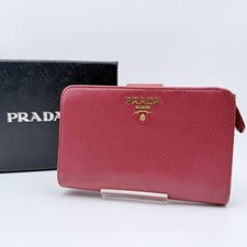 PRADA Portafoglio pieghevole in pelle Saffiano con ferramenta color oro...