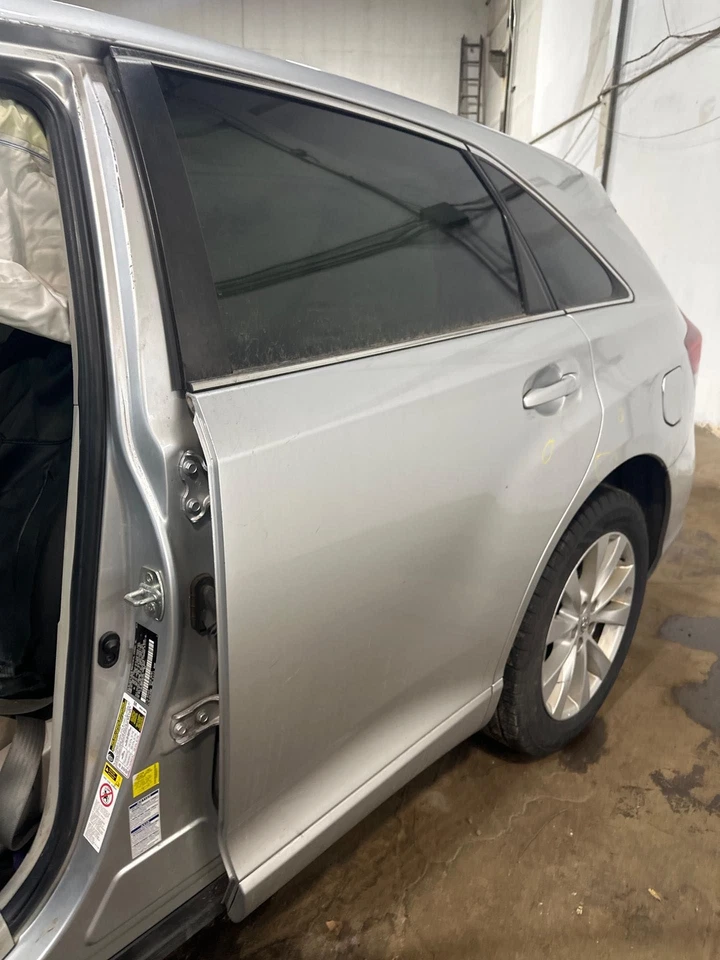 Used Rear Left Door Assembly Rear Side fits: 2014 Toyota Venza L. w/privacy tint Foto 2 de 4