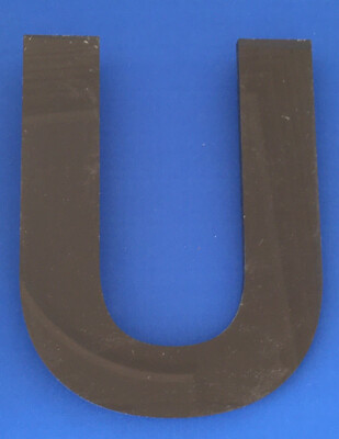 Schöner alter schwarzer dicker Plexiglas Kunststoff Buchstabe U 23,5 cm hoch