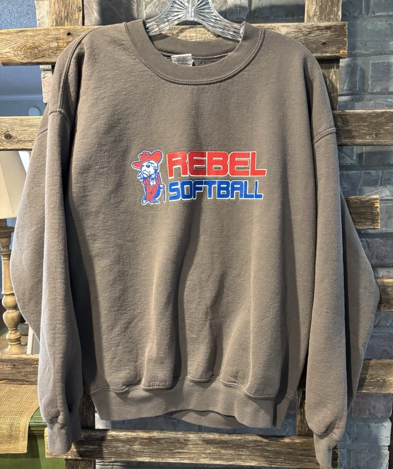 Sudadera De Colección Ole Miss Rebels Coronel Reb SOFTBOL 50/50 Gildan Pesada GRANDE Foto 2 de 4