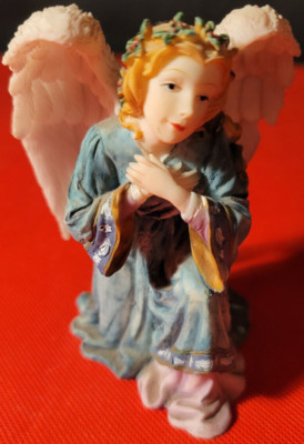 RARE: EXQUISITELY DETAILED HAND PAINTED CERAMIC ADORING ANGEL KNEELING FIGURINE