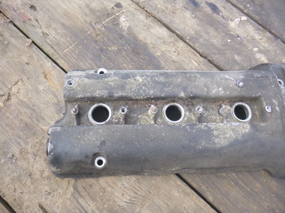 Chevrolet Tracker 2002 cubierta de válvula lado del conductor 2,5 L Suzuki Foto 2 de 4