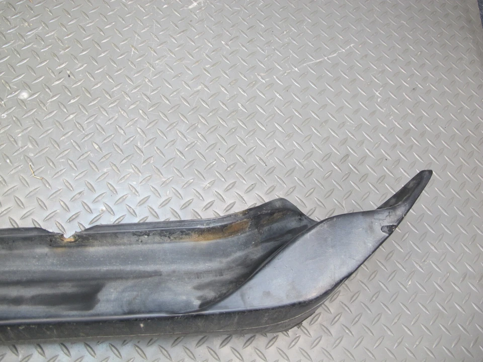 🥇75-82 TRIUMPH TR7 PARACHOQUES DELANTERO FALDÓN INFERIOR CUBIERTA MOLDEADA OEM Foto 3 de 4