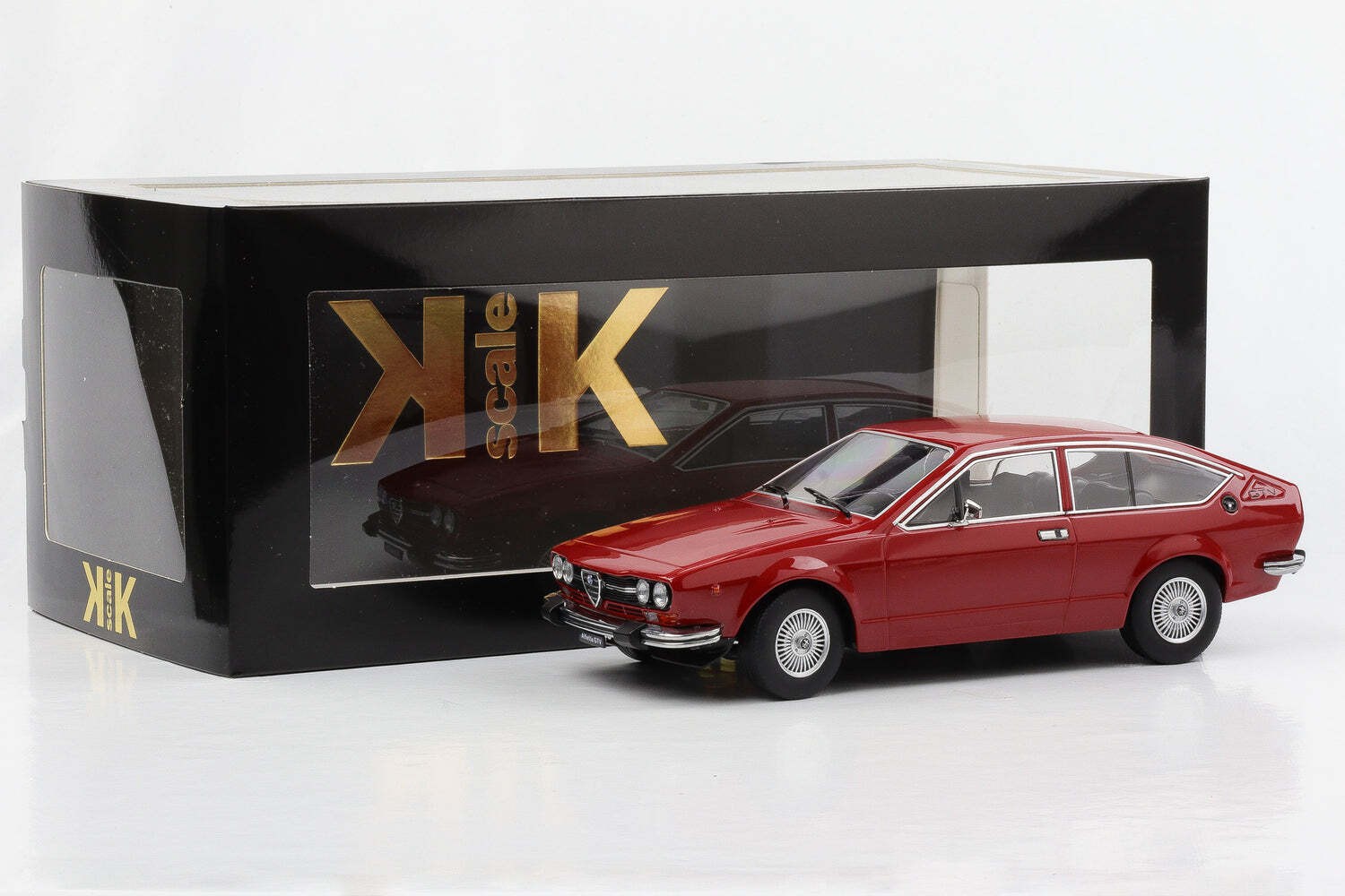 Alfa Romeo Alfetta 2000 GTV 1976 réplique ultra fidèle 1:18 sans défaut