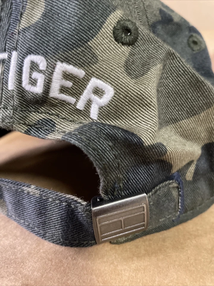 Gorra ajustable de béisbol Tommy Hilfiger con logotipo bordado camuflaje Foto 4 de 4