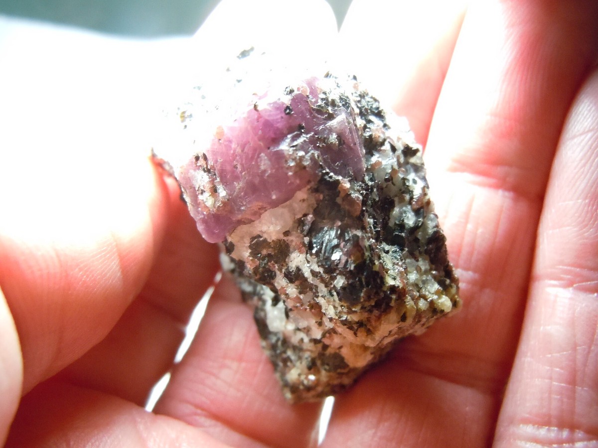 自家製 Corundum Ruby Genuine Rare Russian Ruby Corundum Crystal In Granite Stone Matrix 223