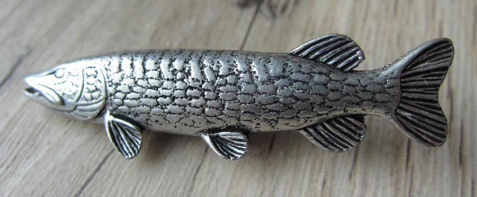 Fisch - Fische Pin / Pins: HECHT / pike / Angeln - edel!