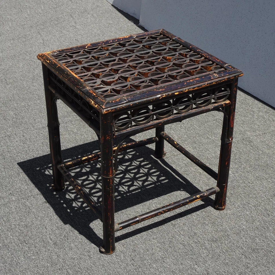 Mesa auxiliar vintage de bambú negro con círculos sin vidrio Foto 2 de 4