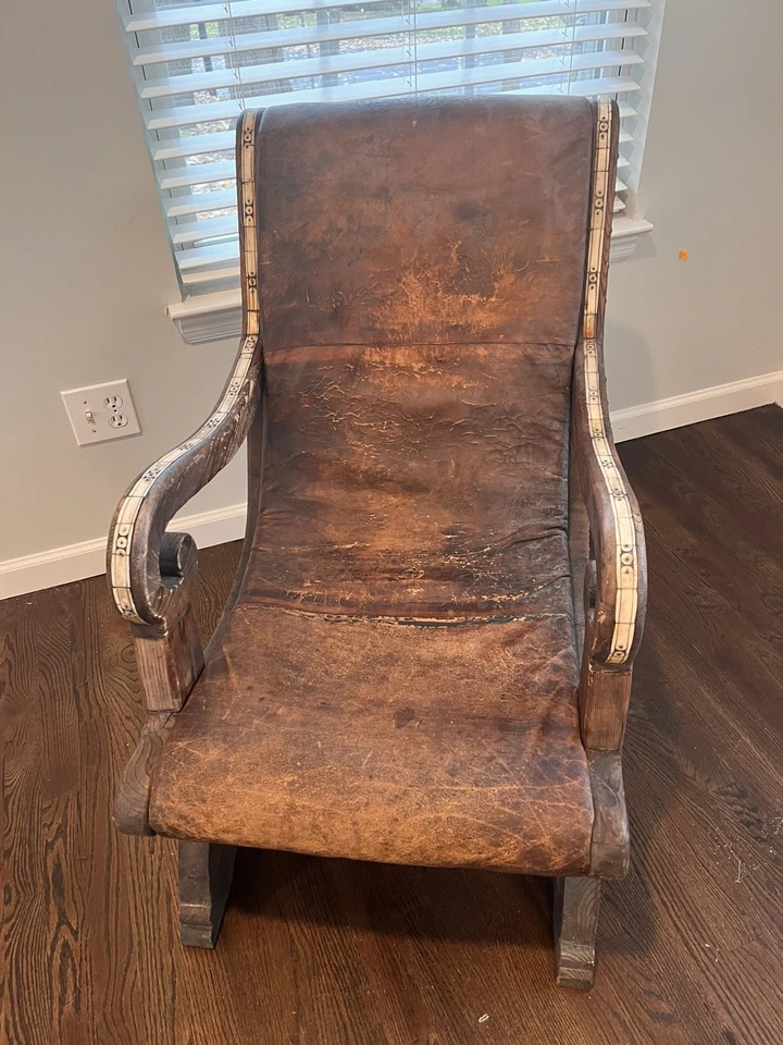 Antigua silla de cuero marroquí de madera maciza con incrustación de hueso de camello hecha a mano única en su clase Foto 2 de 4