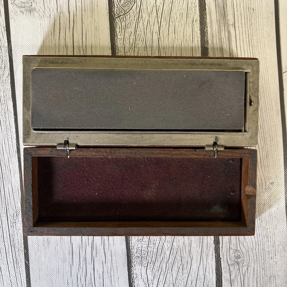 PIKE LILY WHITE WASHITA IN DOUBLE SIDED ROTATING SHARPENER STONE HOLDER & CASE. - Image 3 of 4