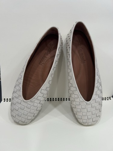 GENTLE SOULS - PLANO DE CUERO TEJIDO DE SAUCE por Kenneth Cole Talla 6M; orig. $179 - Imagen 12 de 14