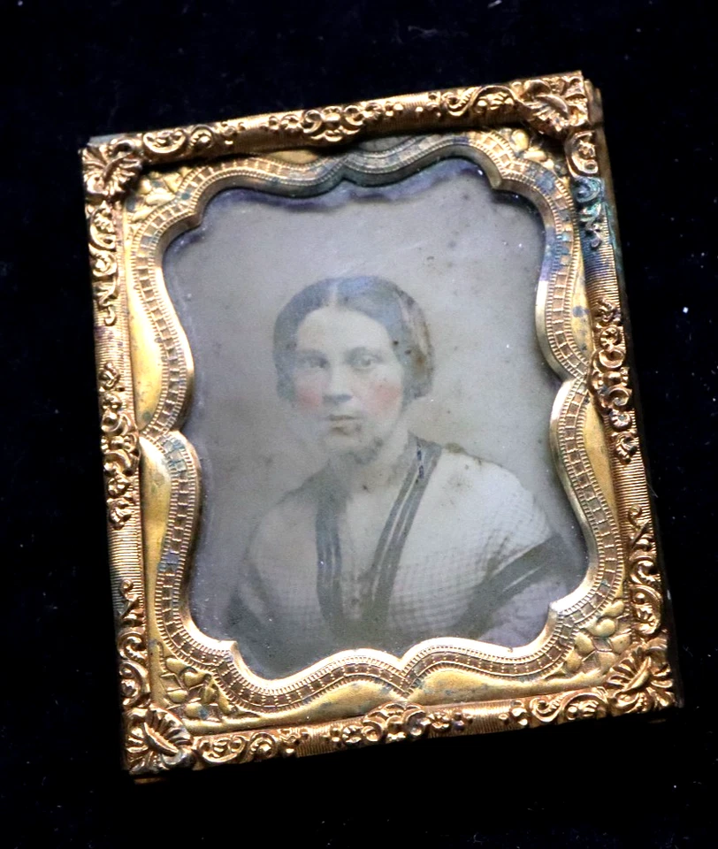 🌹 1850s Ambrotype – Mysterious Young Woman in Striking Gilt Frame - Image 3 of 4