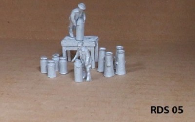00/4MM 1:76 JOHN DAY WHITE METAL FIGURES, RDS 05 MILK CHURN SCENE
