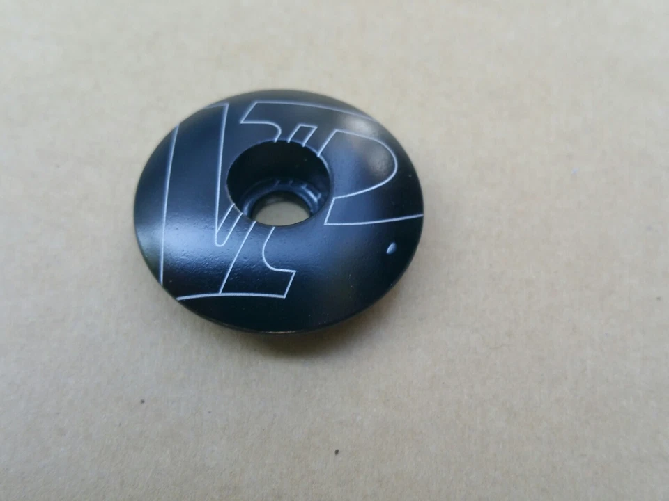 VP 1-1/8" Auriculares Sin Rosca Tapa Superior Negra con Perno de 5mm Foto 2 de 4