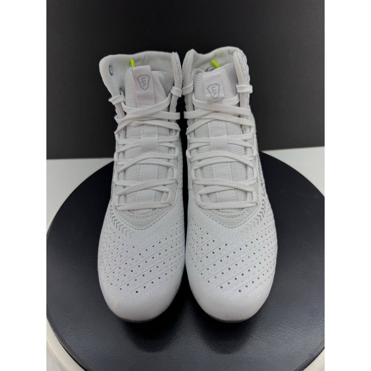 Under Armour Highlight 2 MC Juniors Sz 3.5Y Football Lacrosse