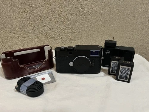 Leica M10-R Digital Rangefinder Camera Black Chrome w/xtra Battery, Half Case.