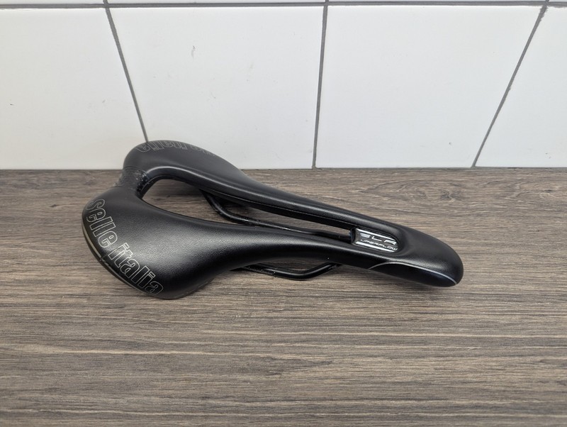 Selle Italia SLR Superflow Carbon Fibre Saddle