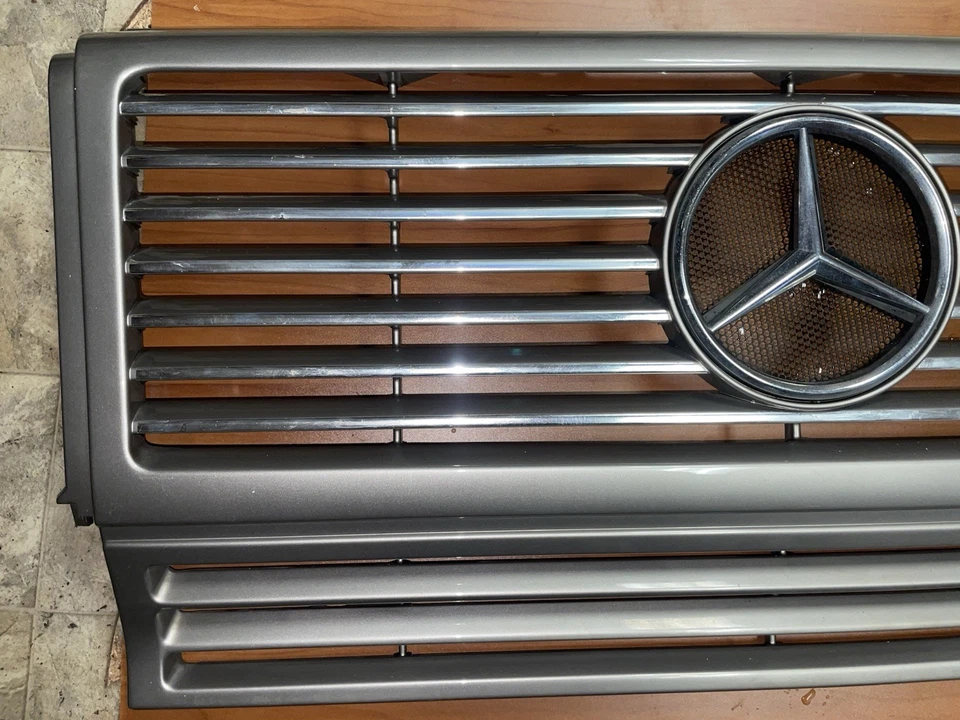 Parrilla delantera Mercedes G500 G55 AMG con emblema 2002-2005 plateada: 9744 OEM Foto 3 de 4