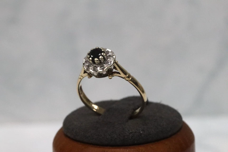 Anillo con racimo de diamantes y zafiros de oro amarillo de 9 quilates - talla N - sello del Reino Unido Foto 2 de 4