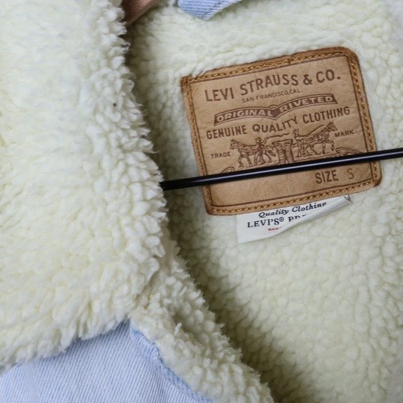 Levi's Relaxed Fit Sherpa Trucker Jacket Rainy Haze - Light Wash Size Small - Image 4 of 4