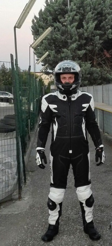 TUTA DA MOTO IN PELLE E TESSUTO PROTEZIONI CE