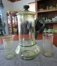 CZECH KRALIK IRIDIZED YELLOW W/ GREEN HANDLE NARROW RIB PITCHER W/LID 2 TUMBLERS