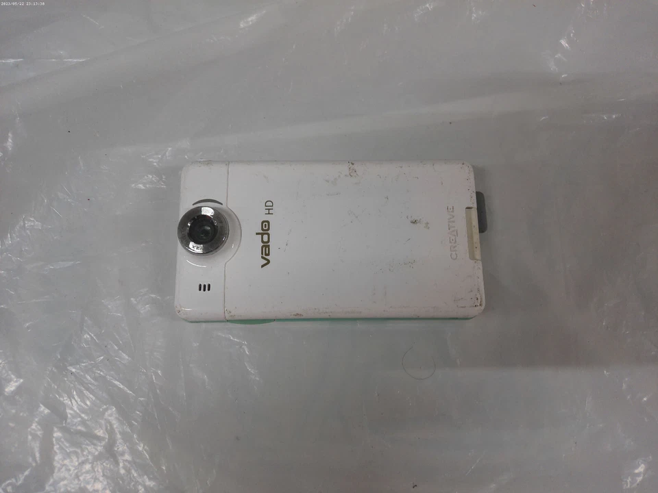 reative Labs Vado HD 4 GB Pocket Video Camcorder, 2nd Generation (White Gloss ) - Image 3 of 4