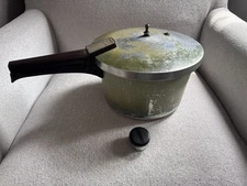 Vintage Presto Pressure Cooker Stove Top  4 Qt 
