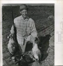 1957 Press Photo Oklahoma football coach Bud Wilkinson shows his hunting game.