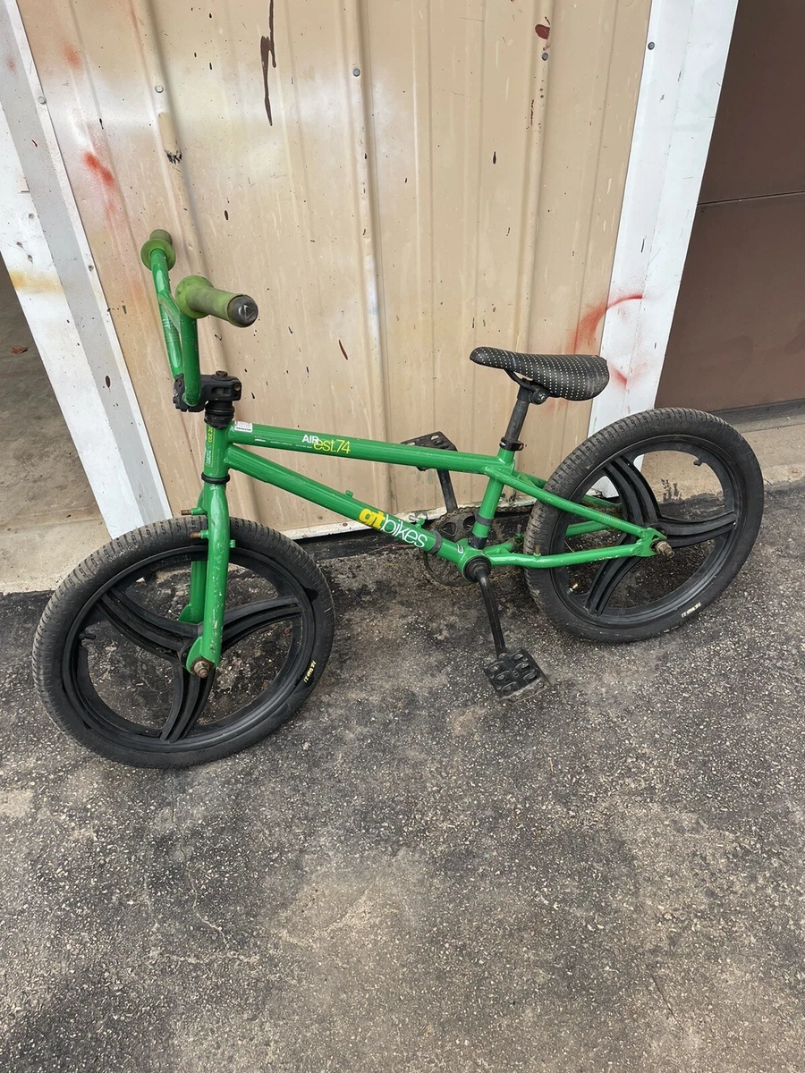 2004 GT Air EST 74 Mid New School BMX Bicycle Green Old Bike