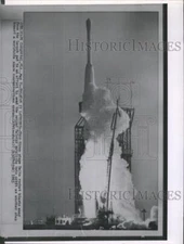 1963 Press Photo This tree stage Delta rocket blasts away from the launch pad