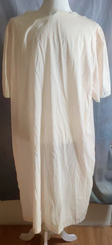 Bata de abrigo Vanity Fair de colección melocotón pálido con botones talla 2X pilling Foto 3 de 4