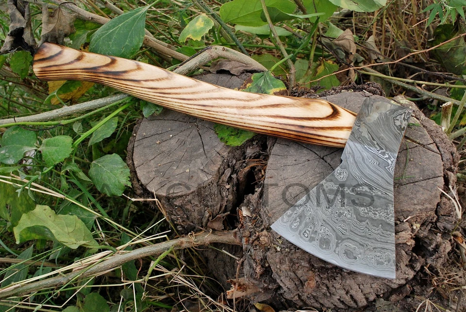 HACHA DE ACERO DAMASCO FORJADA A MANO PERSONALIZADA CON MANGO DE MADERA DE FRESNO AH- 2051 Foto 2 de 4