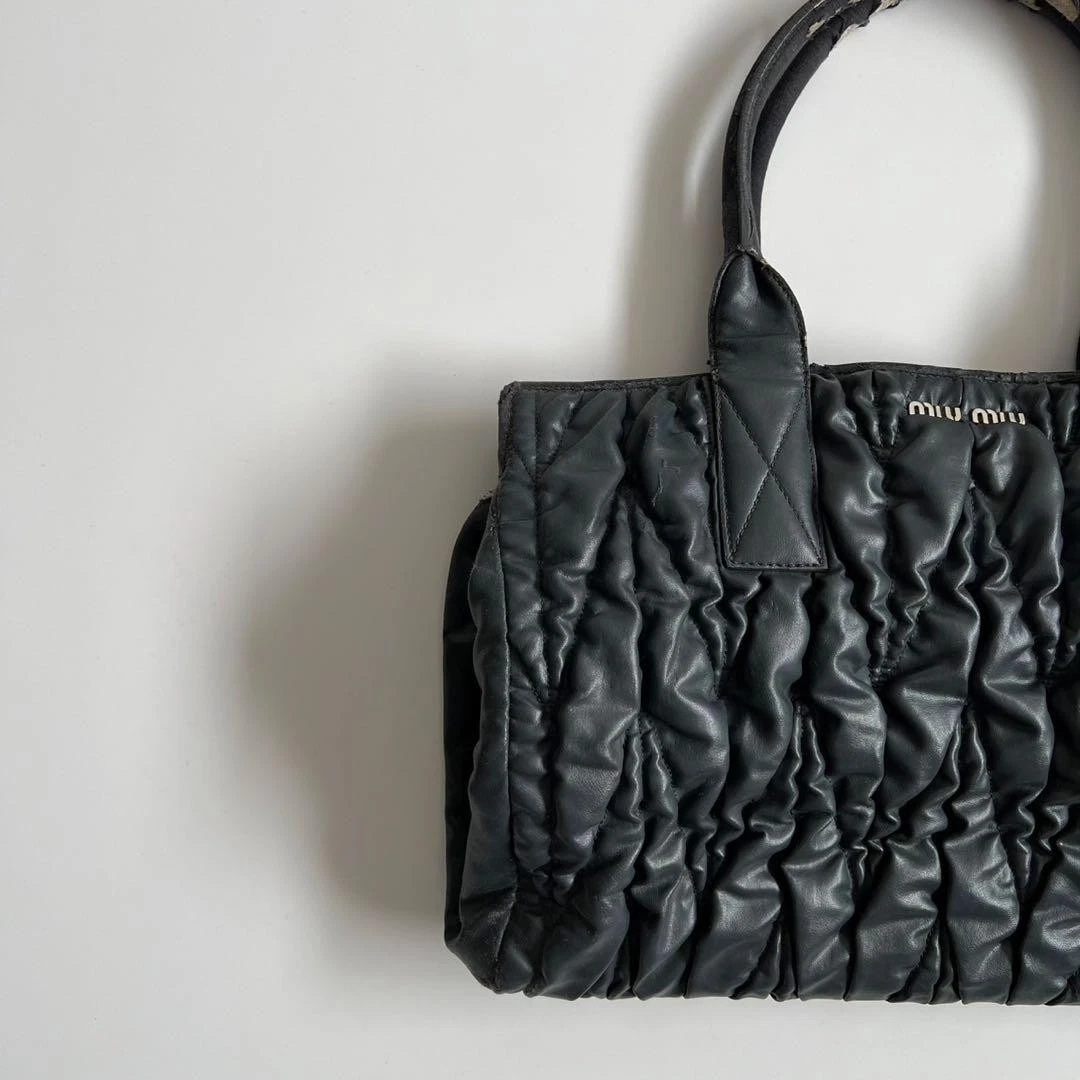 MIU MIU MATELASSE BORSA A MANO TOTE IN PELLE logo nero chiusura a scatto doppio manico