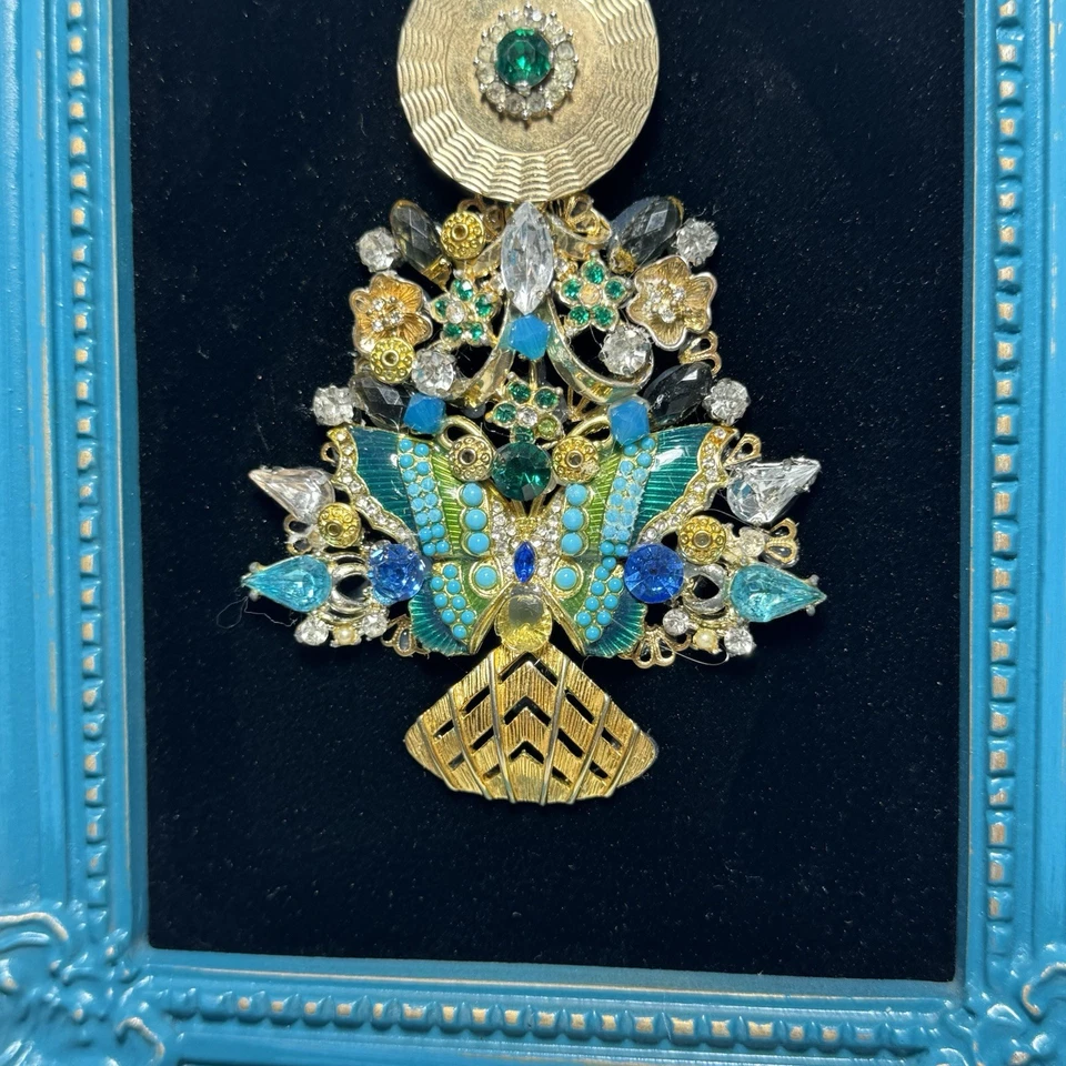 VTG Jewelry Christmas Tree Wall Art Turquoise Distressed Frame 8 x 10” - Image 4 of 4