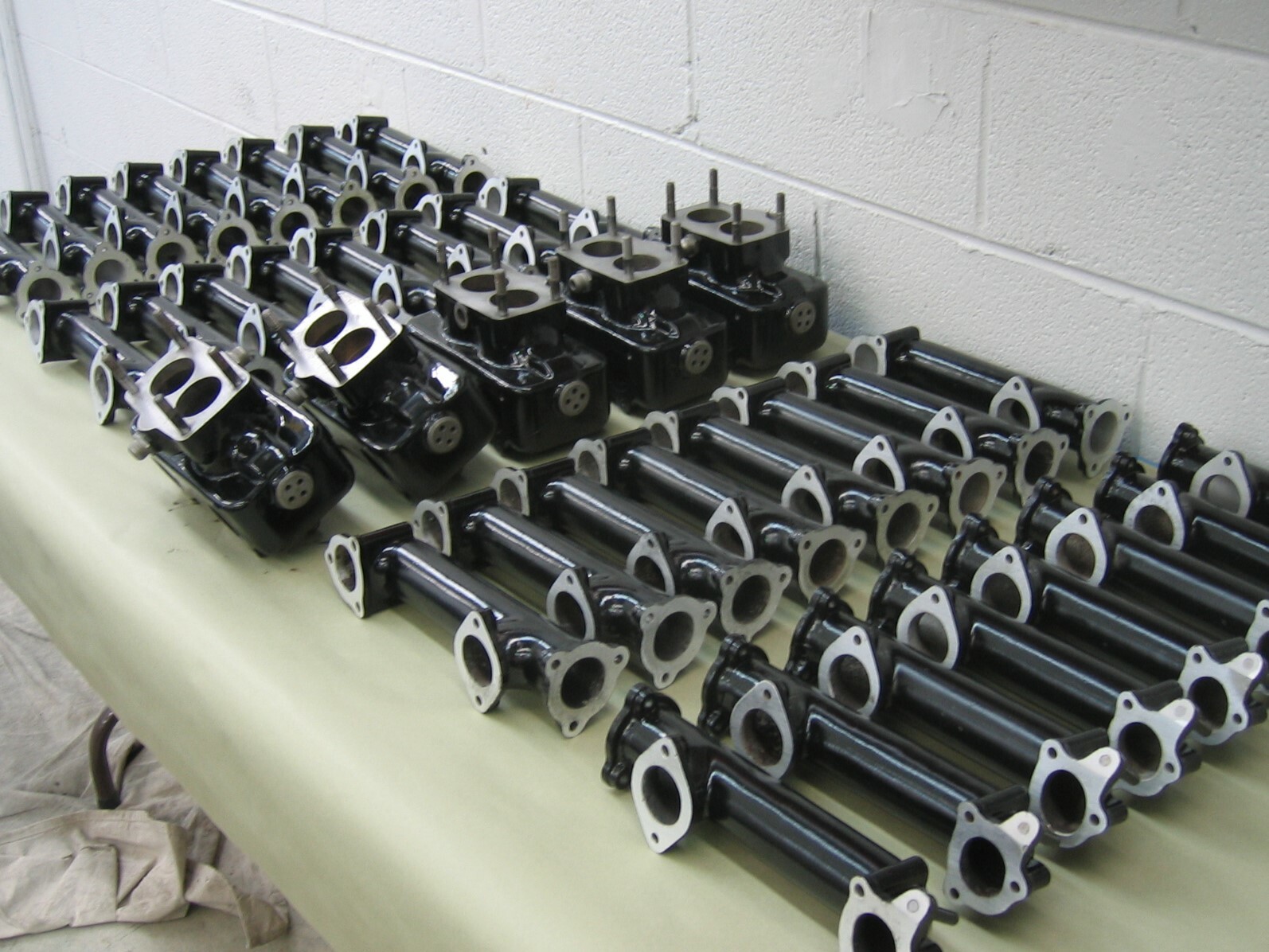 Rolls-Royce Phantom III air intake manifold system (1936-1938) V-12 engine