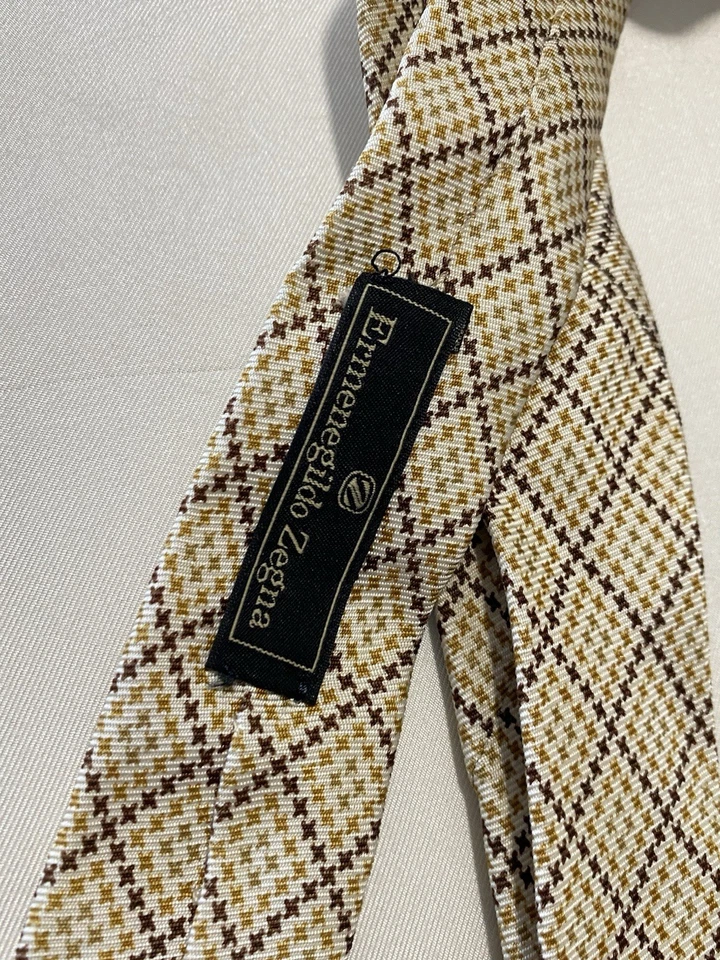 Gravata masculina de seda geométrica bege ERMENEGILDO ZEGNA feita na Itália. Good Con - Imagem 3 de 4