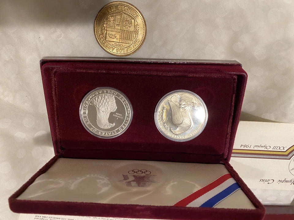 Juego de dos monedas y moneda conmemorativa de prueba de dólar de plata olímpico 1983/1984 Foto 2 de 4