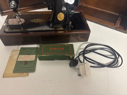 Singer Sewing Machine 99K 1935 With Original Manual & Case + Extras - Picture 3 of 24