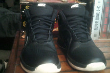 Nike Team Hustle D6 599187-001 Basketball Shoes Sneakers Boys Size 7Y Black