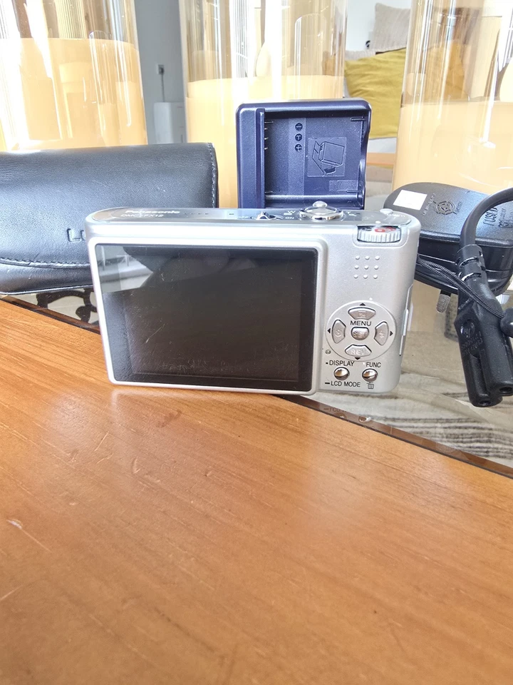 Panasonic Lumix DMC-FX12, photo 2 of 5