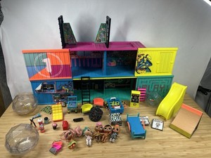 Maison De Poupée L.O.L Club House Avec Accessoires + 4 Poupées - Bon État