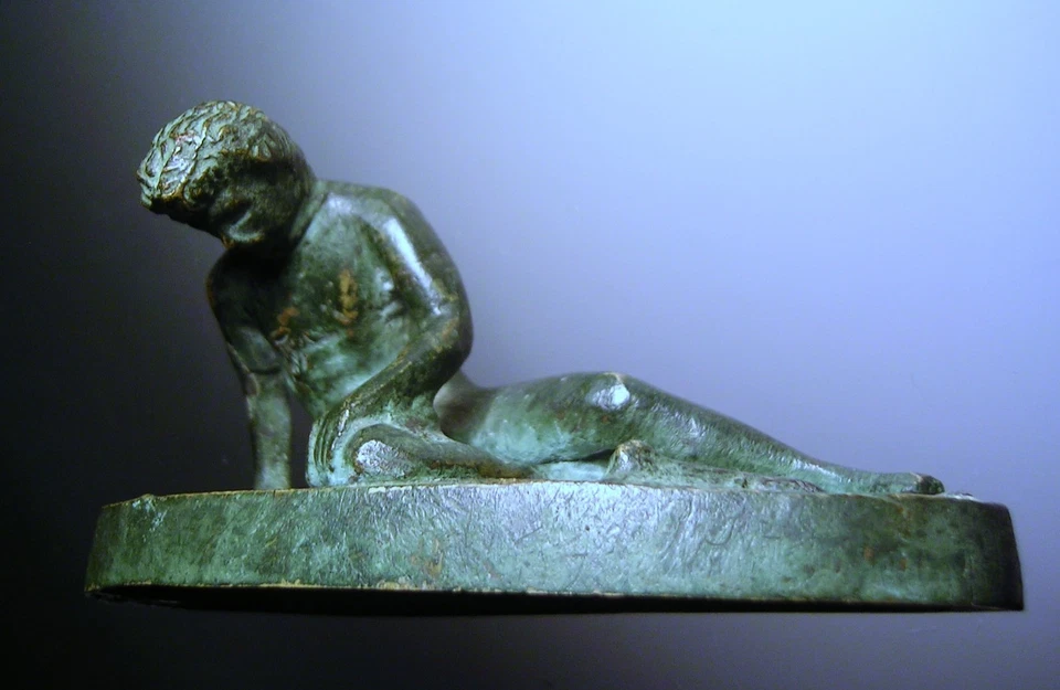 Escultura de figura italiana Grand Tour Verdigris bronze gália moribunda 4” de comprimento - Imagem 3 de 4